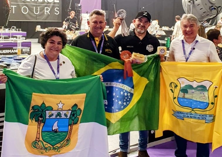 flambadocachaca's tweet photo. Queijos artesanais do RN são premiados durante concurso na França! As queijeiras potiguares Antônio Vindô e Galego da Serra concorreram com mais de 1,6 mil queijos e receberam medalhas de prata e bronze, no Mundial de Queijos da França. 🧀👏 https://t.co/p8BasPqFgC