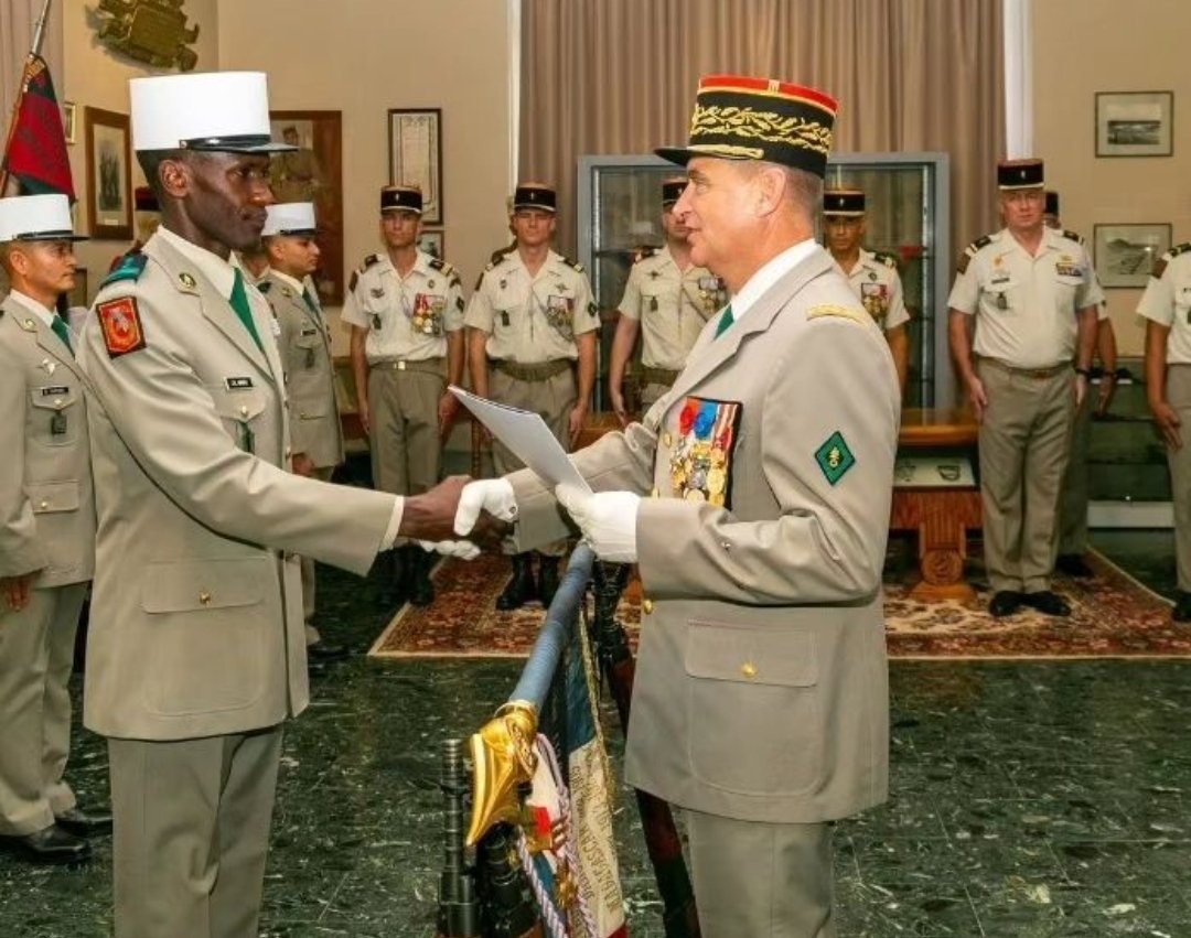 LegionEtrangere's tweet photo. A Nîmes, le général Cyrille Youchtchenko, commandant la Légion étrangère, remet les décrets de naturalisation aux légionnaires du 2REI ayant fait le choix de devenir français : un moment fort d'intégration par l'effort et le mérite.

#VieDeLégionnaire #LegionNation https://t.co/98rXq4Gtwy