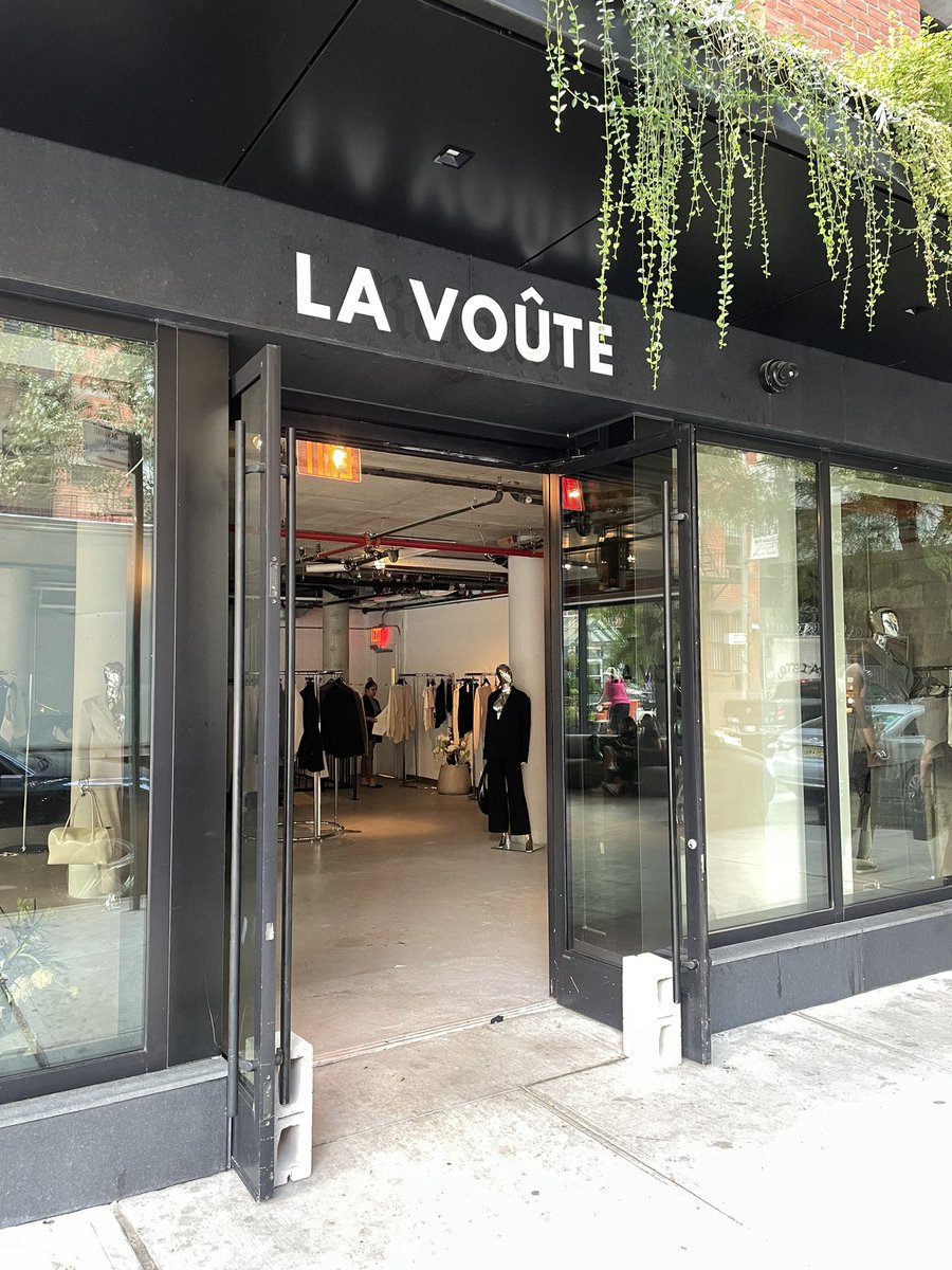 tataroyals's tweet photo. At the #lavoute pop up store in nyc 
.
#nyfw #NYFW2023 #stylecreator #tataroyals #NewYorkFashionWeek #fashionblogger #fashiongram #aesthetic #minimalaesthetic #styleinspo #style #Stylish #fashioncreator https://t.co/6p7U5FDYug