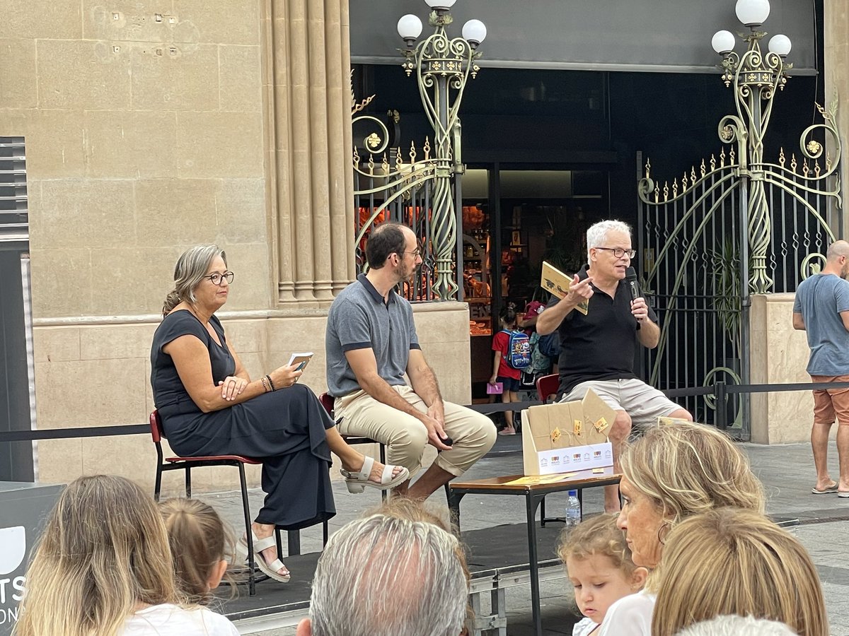tarragonamercat's tweet photo. EN DIRECTE 🔴 | Avui al @tarragonamercat es presenta ‘Poemes Bestials’, una obra amb text de Rosa Ayxendri 🖊️ i il·lustracions de l’@EduPoloBosch 🖌️

Si voleu conèixer millor les bèsties del nostre seguici, no us podeu perdre aquest llibre! 📖 | @MercatsTGN https://t.co/1yq05XuozN