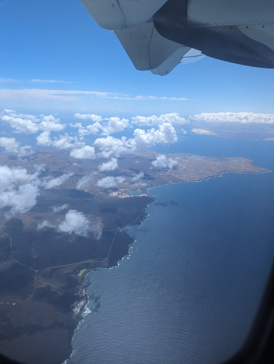 Vista privilegiada sobre las Salinas de Janubio y el Charco de los Clicos con <a href="/BinterCanarias/">Binter</a> dos de los tesoros de #Lanzarote
