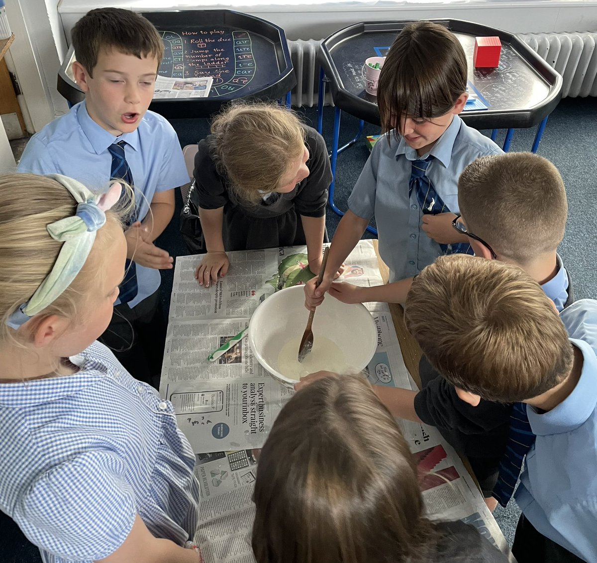 StJosephsERC's tweet image. P4 loved exploring the result of mixing cornflour and water today during their STEM topic  ‘Changing States’.  They were hoping for slime but instead the result was  somewhere in between a solid and a liquid.  Lots of great discussion followed! #successfullearners  #ERCStem