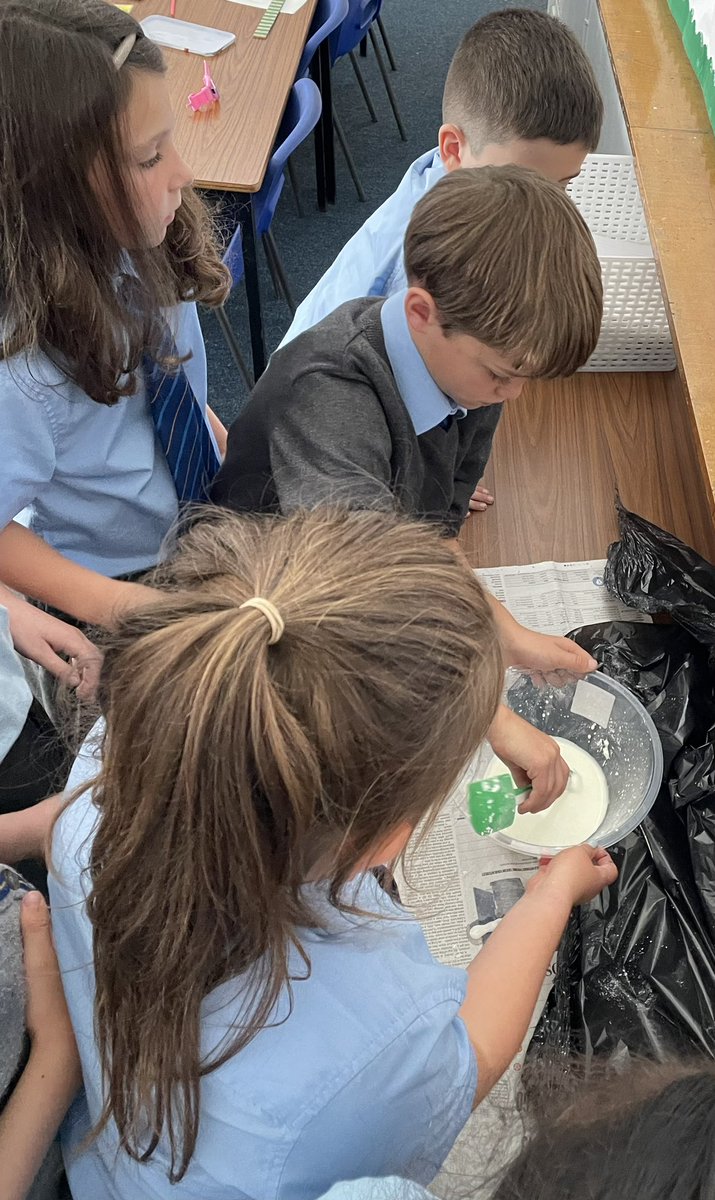 StJosephsERC's tweet image. P4 loved exploring the result of mixing cornflour and water today during their STEM topic  ‘Changing States’.  They were hoping for slime but instead the result was  somewhere in between a solid and a liquid.  Lots of great discussion followed! #successfullearners  #ERCStem