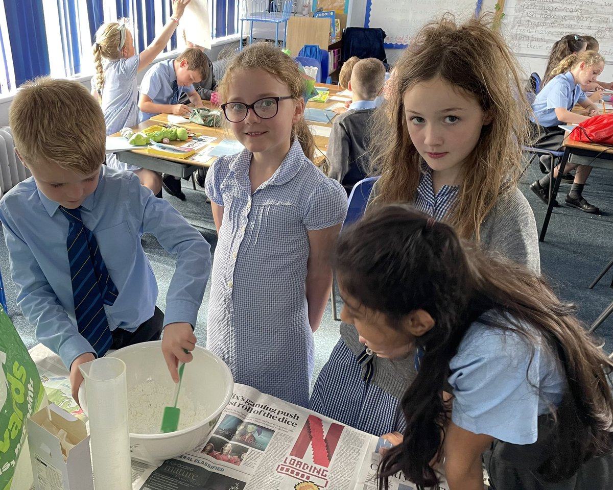 StJosephsERC's tweet image. P4 loved exploring the result of mixing cornflour and water today during their STEM topic  ‘Changing States’.  They were hoping for slime but instead the result was  somewhere in between a solid and a liquid.  Lots of great discussion followed! #successfullearners  #ERCStem
