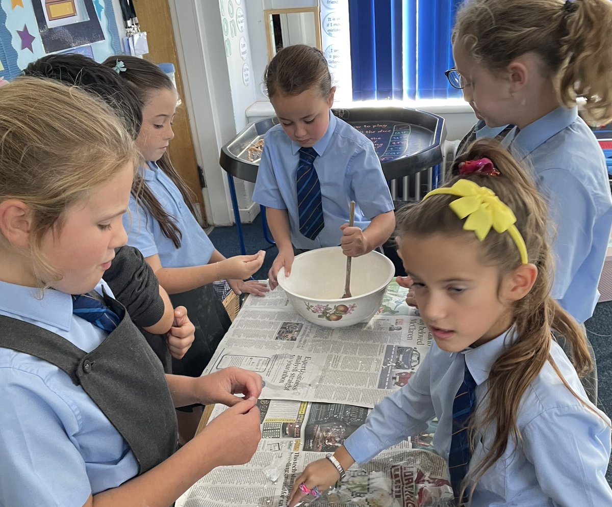 StJosephsERC's tweet image. P4 loved exploring the result of mixing cornflour and water today during their STEM topic  ‘Changing States’.  They were hoping for slime but instead the result was  somewhere in between a solid and a liquid.  Lots of great discussion followed! #successfullearners  #ERCStem
