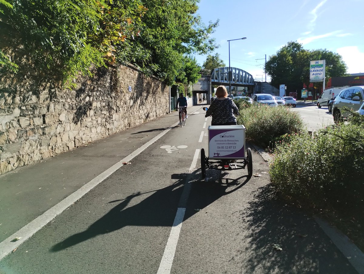 florian_bonet's tweet photo. Pour des travaux de #couture ou de #retouches à domicile dans l'#ouestlyonnais, n'hésitez pas à faire appel aux services d'Antoinette. Elle est toujours à l'heure 🚴‍♀️ #Vélogistique #SolutionVélo #Tricycle #Vélocargo https://t.co/AZ6GXhzAU9