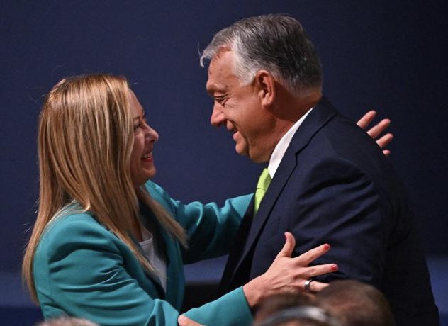 GiuseppeConteIT's tweet photo. Mentre l’Italia è in crisi per il carovita e gli sbarchi dei migranti ormai raddoppiati, Meloni corre in Ungheria ad abbracciare Viktor Orbán - proprio lui, il Presidente che ha sbattuto la porta in faccia all’Italia sulla redistribuzione dei migranti. 

Meloni ha però individuato la vera emergenza. La guerra? Il caroprezzi? Le migrazioni? Niente affatto. “Serve una grande battaglia per… difendere Dio”.

Mi sbaglierò. Ma non credo che gli elettori l’abbiano votata per sostituire papa Francesco. Lo dico da cattolico: smettiamola di strumentalizzare la religione soprattutto quando si rivestono alte cariche istituzionali. Smettiamo di scimmiottare un lontano passato quando la religione era intesa come “instrumentum regni”. Il principio della laicità dello Stato e la libertà religiosa sono cardini del nostro ordinamento democratico.

Giorgia Meloni inizia a preoccuparti delle emergenze economiche e sociali delle famiglie e delle imprese italiane.