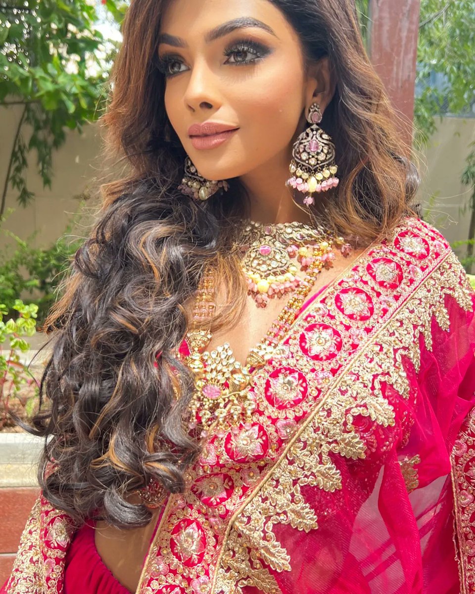 Tradition meets modern beauty in the perfect shade of red. 💄🌹 

Makeup and Hair: @ojasrajani

#ojasrajani #ojasrajaniacademy #ojasrajanibrides #bridesofojasrajani #bridal #bridetobe #weddingfunction #bridallook #bridalideas #bridalinspo #bridalinspiration #bridallookinspo