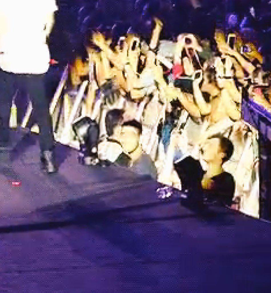 wineasspuffpass's tweet image. lastly, I leave you a very very potato quality photo of the time oli was given a water gun at a #1Dead show and was forced to shoot harry 😔