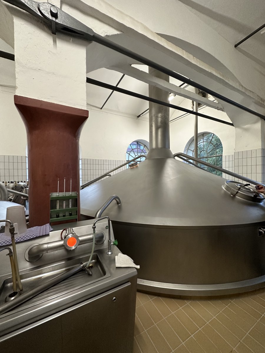 RandlesLab's tweet photo. Day 1 of #CBMC23 ended with a #supercomputing and #brewery tours. Great way to follow up a fun day of scientific discussions. #innovation #collaboration https://t.co/OEqmxQAFH0