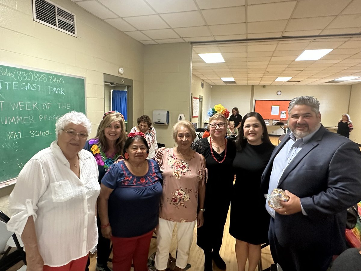 JudgeTrevinoIII's tweet photo. My babe, State Representative @AnaHdzTx and I always have a blast visiting with our Second Ward (Settegast) and Magnolia Park (DeZavala Park) seniors. #GrandparentsDay #HD143 #JP61 https://t.co/VJnZHhVmUQ