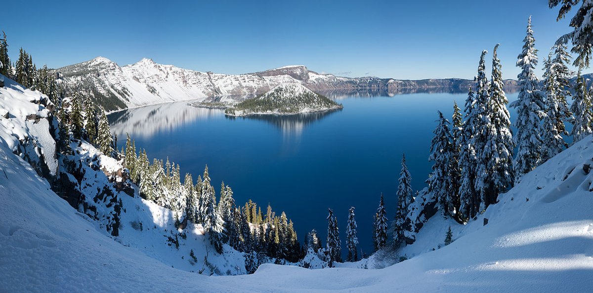 AmericaInMetric's tweet photo. Crater Lake—known as Giiwas in the language of the Klamath people—in Oregon, is the deepest lake in the United States.

The lake has a maximum depth of 594 m!

For reference, the Statue of Liberty, including her entire pedestal, is only 93 m tall!

#AmericaInMetric https://t.co/YHCAemzcFx