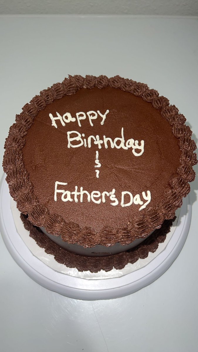 DaffDelights's tweet photo. Happy Birthday and Father's Day to my Dad👨🏾🤍

Old Fashion Yellow cake🎂🤎
•
•
•
•
#FathersDay #birthday #yellowcake #oldschool #chocolatefrosting #buttercream #whipfrosting #creamcheese #homebakery #texas #springtx #woodlandstx #humbletx #conroetx #Houstontx #SmallBusiness https://t.co/3EZlFI8t3K
