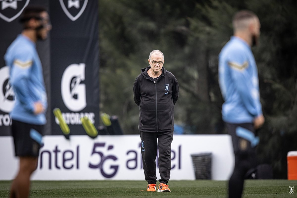 PedroFigue_98's tweet photo. 🧵Análisis de lo que quiso hacer Bielsa🧵

Este análisis está lejos de decir lo que YO CREO que debería hacer Uruguay. Lo hago en busca de explicar que quiere hacer el DT, algo que me parece más rico para analizar

Me ayudas mucho con tu RT, like y seguirme

👊VAMOS👊 https://t.co/7UeyWQGQRb