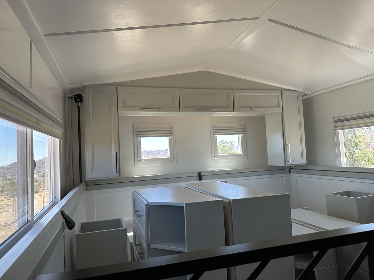 WilderwiseHomes's tweet photo. Ever wonder what it looks like from the inside when the roof is lowering? 🤔 Well, here are some snapshots to show you! The lower cabinets are manually moved, allowing space for the roof to lower without obstruction. The full process takes about 4 minutes! 👌 #twostory #tinyhouse https://t.co/08YrQmBWP6