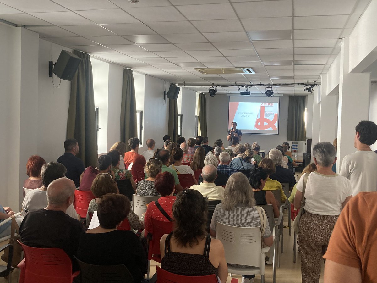 ZIRIKA Euskara Elkartea aurkeztu berri da Zarautzen, zirikatzailez beteriko Gaztelekuan.
Albiste ezin hobea.
Ongi etorri #Zirika! Eta mugimendu euskaltzalea jarraitu dadila indartzen eta zabaltzen Euskal Herrian zehar.