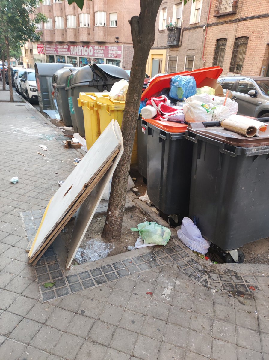 CesarChaski's tweet photo. @Lineamadrid esta es la situación de la calle Ceuta día sí día también. Nos tenemos que acostumbrar a vivir entre todo tipo de mierda? https://t.co/oliHJ5TnHO