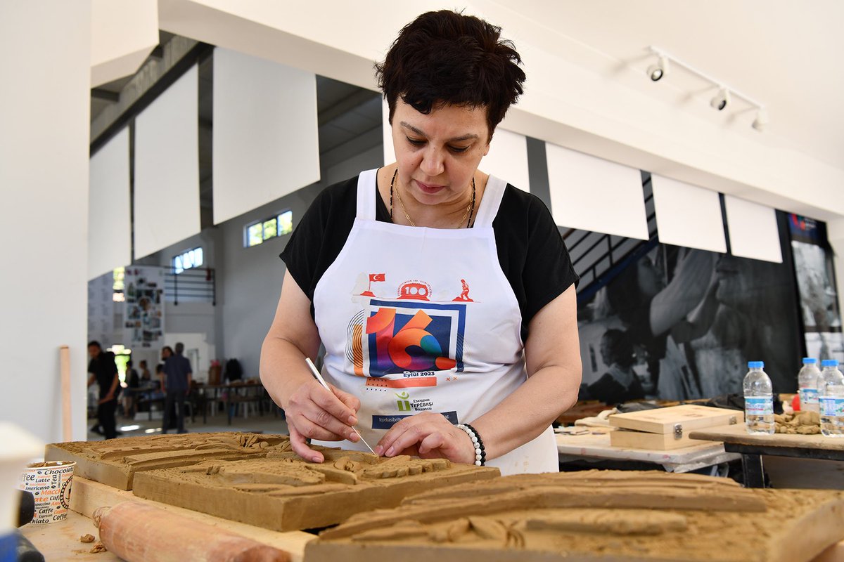 tepebasisanat's tweet photo. Sempozyum sanatçılarımız sevgili Gonca İlbeyi Demir ve Birol Akalın 😌

#PişmişToprakSempozyumu #TerraCotta #Eskişehir #Tepebaşı #SanatTepebaşında #HayatTepebaşında https://t.co/9PRVDpKpHJ