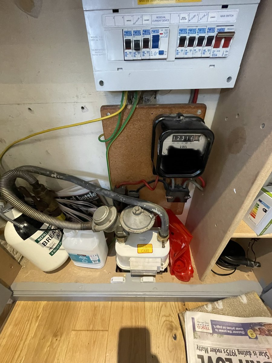 Could someone remind how far the gas meter should be from the dno cut out.🤭