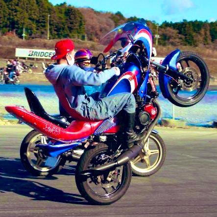 SGS__yuichi's tweet photo. 最近はよく耳にする話。

旧車會と暴走族の違い

とある県警の偉い方が言ってた

走り方や場面はどうであれ

「話が出来るのが旧車會」

「話にならないのが暴走族」

やり方は各地域にルールや方針があるとは思いますが

警察との対話もこの先の旧車會には大事な事。

バイク乗りも取り締まる側もみんなで考えれば少しは変わるはず。

俺はいろんな事があってもバイクで集まって心の底から笑える旧車會に戻って欲しいですね。

＃我ら旧車會