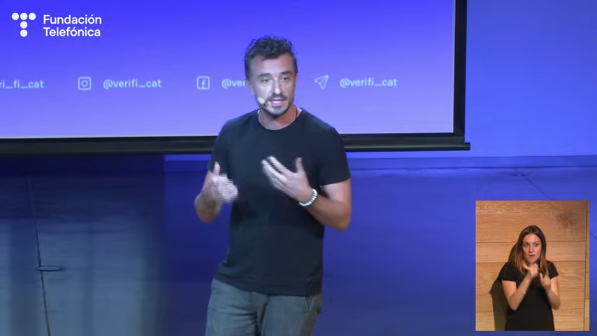 UNIRuniversidad's tweet photo. ✔️ Lorenzo Marini @zlorine, cofundador de @veri_fi_cat, presenta el proyecto educativo: “Confianza crítica: cómo (nos) tenemos que educar en la era de la #desinformación”.
En su presentación presenta ejemplos prácticos de cómo el programa educativo #Desfake de su plataforma #Verificat está capacitando a educadores con las habilidades necesarias para navegar el complejo panorama digital.
#ForoConexiónEducativa