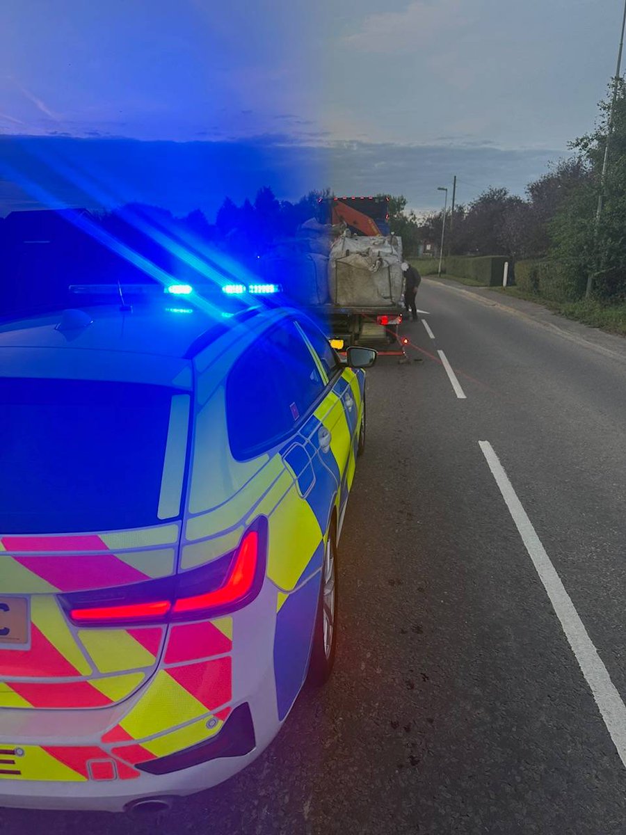 Specials RPU officers working late shift last night in @SpaldingPolice area came across this HGV. Traffic Offence Report issued for Insecure Load and driver given additional education regarding road safety 🤔