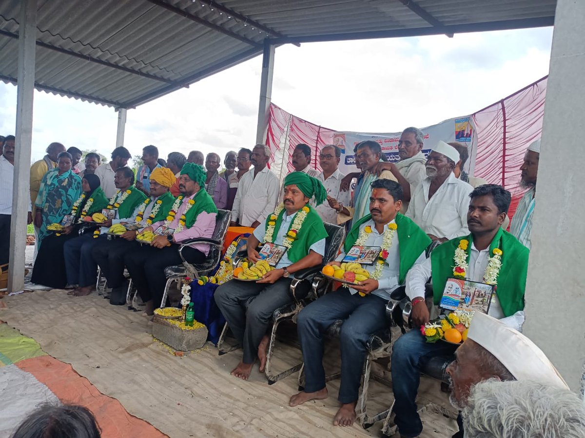 MgnregaRamdurg's tweet photo. ಬೆಳಗಾವಿ ಜಿಲ್ಲೆ ರಾಮದುರ್ಗ ತಾಲೂಕಿನ  ಅವರಾದಿ ಗ್ರಾಮ ಪಂಚಾಯತಿಯಲ್ಲಿ ಇಂದು ಮಾನ್ಯ ಕಾರ್ಯನಿರ್ವಾಹಕ ಅಧಿಕಾರಿಗಳು ಮತ್ತು ಸಹಾಯಕ ನಿರ್ದೇಶಕರಾದ (ಗ್ರಾ ಉ) ರವರು  ಅವರಾದಿ ಗ್ರಾಮ ಪಂಚಾಯಿತಿಗೆ ಭೇಟಿ ನೀಡಿ ರೋಜಗಾರ ದಿವಸ  ಆಚರಣೆ ಮತ್ತು ಕೂಲಿ ಕಾರ್ಮಿಕರಿಂದ ಏರ್ಪಡಿಸಿದ್ದ ಸನ್ಮಾನ ಸಮಾರಂಭದಲ್ಲಿ ಭಾಗವಹಿಸಿದರು. https://t.co/OMX2X13PZs