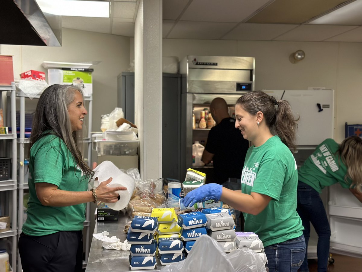 UnitedWayGLV's tweet photo. Cleaning & sprucing taking place at the @salvationarmyLV in #EastonPA by #DOC2023 volunteers from @LafCol & @bbraun_com 🪣🧽 #LIVEUNITED #DayOfCaring https://t.co/X8ggOIasFF