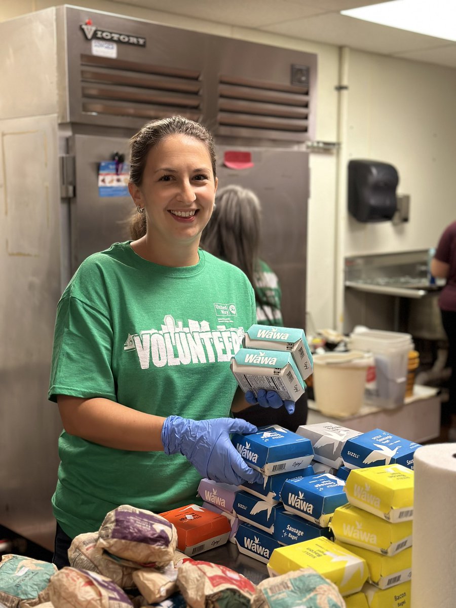 UnitedWayGLV's tweet photo. Cleaning & sprucing taking place at the @salvationarmyLV in #EastonPA by #DOC2023 volunteers from @LafCol & @bbraun_com 🪣🧽 #LIVEUNITED #DayOfCaring https://t.co/X8ggOIasFF