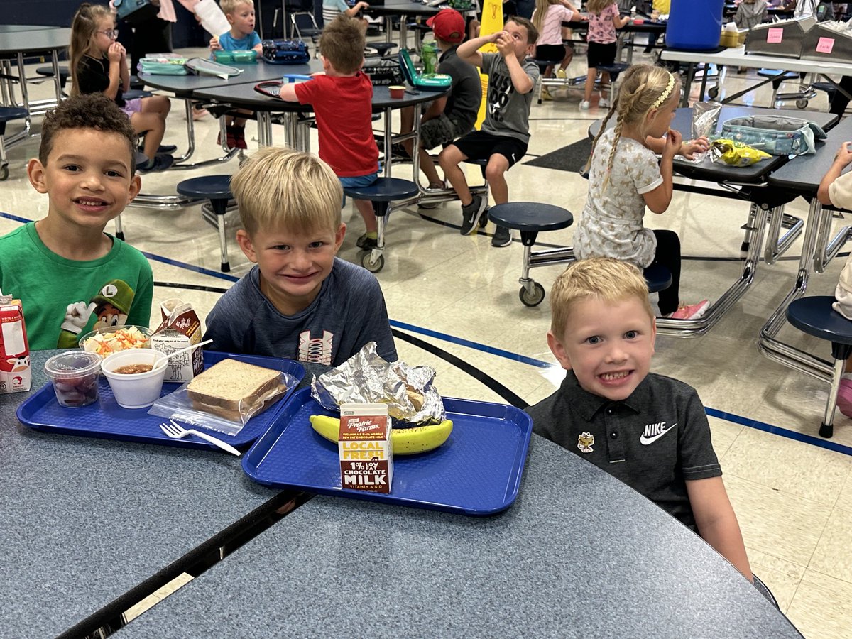 WSDNutrition's tweet photo. Kindergarten lunch at Lakeview! These kids are rock stars with their lunch PINs! ⁦@LVEPrincipal⁩ #WeAreWentzville https://t.co/fSVaV5NdYc