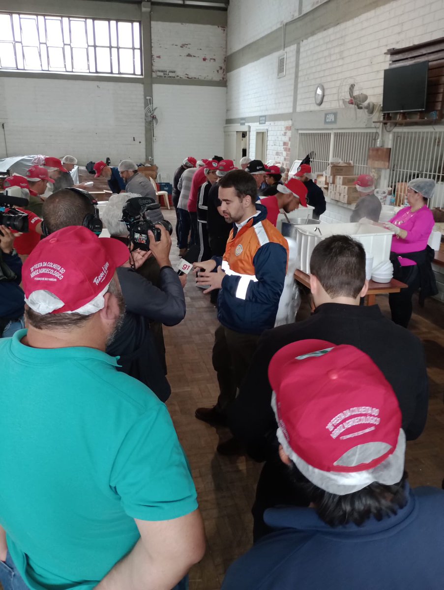 a_marcellos's tweet photo. PROSELITISMO: Enquanto visitava cozinha comunitária do MST em Encantando, para agradecer o empenho do movimento em alimentar os desabrigados da enchente, na Assembleia, a base do governo de Eduardo Leite rejeitava emenda ao PPA estabelecendo uma política p/ cozinhas comunitárias. https://t.co/fZfkapDmkG