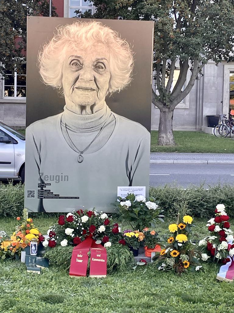 Über 150 Menschen haben heute auf dem Jorge-Semprún-Platz in #Weimar der großen Éva #Fahidi-Pusztai gedacht. Reden, Musik und der Film „Das 2. Leben“ von Eva Stocke erinnerten an sie, ihr großes Herz und ihr entschiedenes Engagement. 1/2