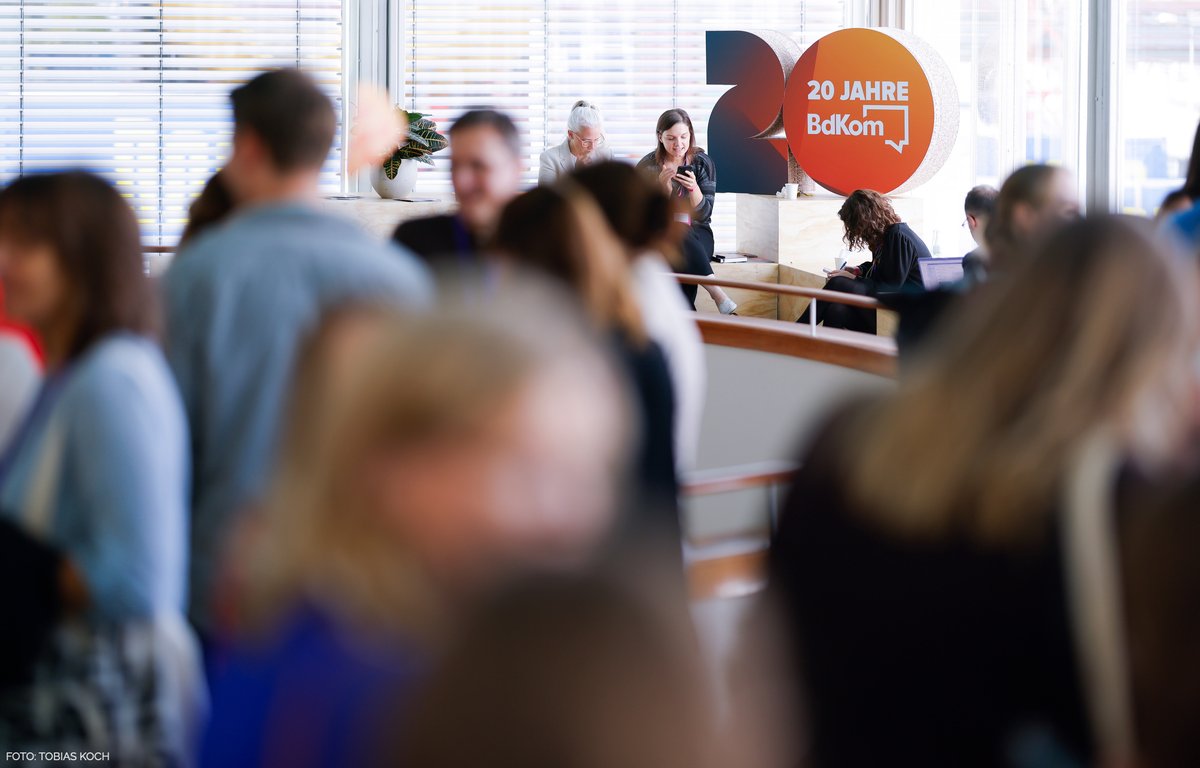 bdkom's tweet image. Tag 1 des #KKongres23 in Bildern. Jetzt geht es weiter mit der Speakers Night im Admiralspalast. In prunkvoller Atmosphäre der 20er Jahre dürfen wir uns auf die Preisverleihung des BdKom Talent Award freuen...und auf einen feierlichen Ausklang🕺💃
#KommunikationVerantworten