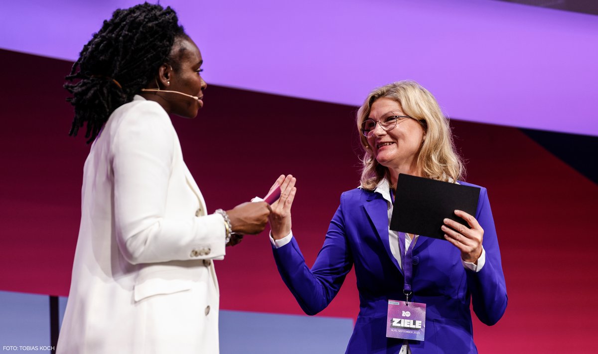 bdkom's tweet image. Tag 1 des #KKongres23 in Bildern. Jetzt geht es weiter mit der Speakers Night im Admiralspalast. In prunkvoller Atmosphäre der 20er Jahre dürfen wir uns auf die Preisverleihung des BdKom Talent Award freuen...und auf einen feierlichen Ausklang🕺💃
#KommunikationVerantworten