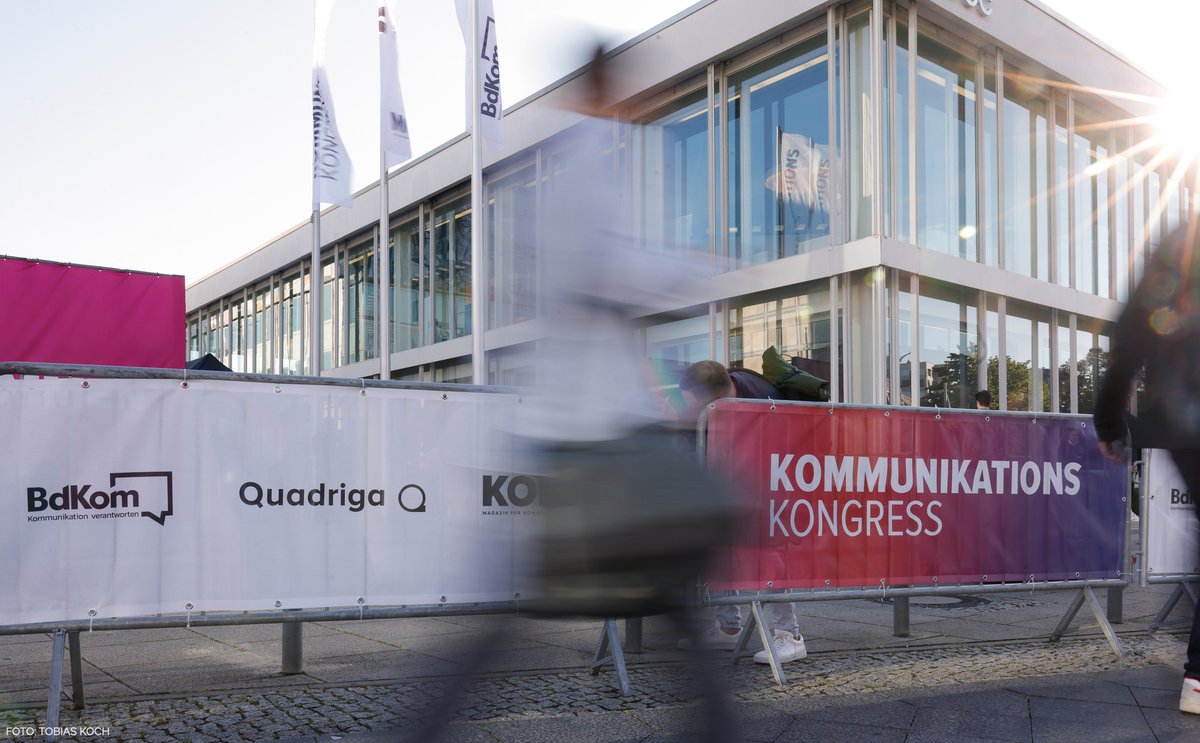 bdkom's tweet image. Tag 1 des #KKongres23 in Bildern. Jetzt geht es weiter mit der Speakers Night im Admiralspalast. In prunkvoller Atmosphäre der 20er Jahre dürfen wir uns auf die Preisverleihung des BdKom Talent Award freuen...und auf einen feierlichen Ausklang🕺💃
#KommunikationVerantworten