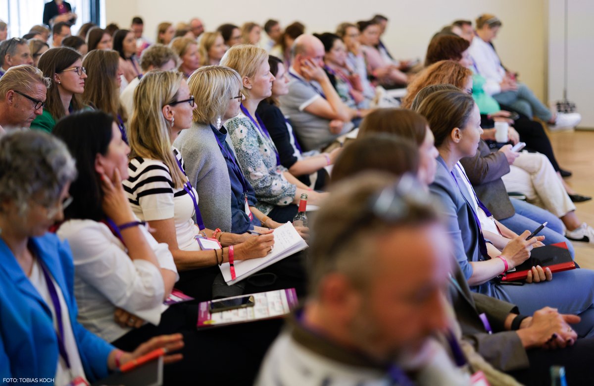 bdkom's tweet image. Tag 1 des #KKongres23 in Bildern. Jetzt geht es weiter mit der Speakers Night im Admiralspalast. In prunkvoller Atmosphäre der 20er Jahre dürfen wir uns auf die Preisverleihung des BdKom Talent Award freuen...und auf einen feierlichen Ausklang🕺💃
#KommunikationVerantworten