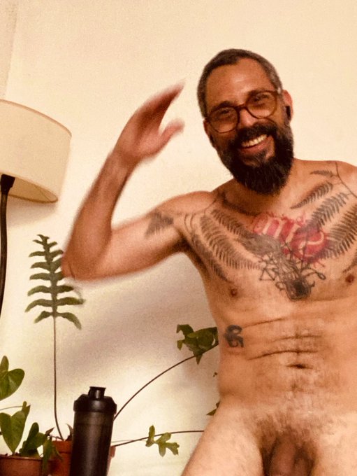 fico rindo de mim mesmo fazendo fotos para as plataformas&hellip; 😅 https://t.co/7SkWZUkyKX