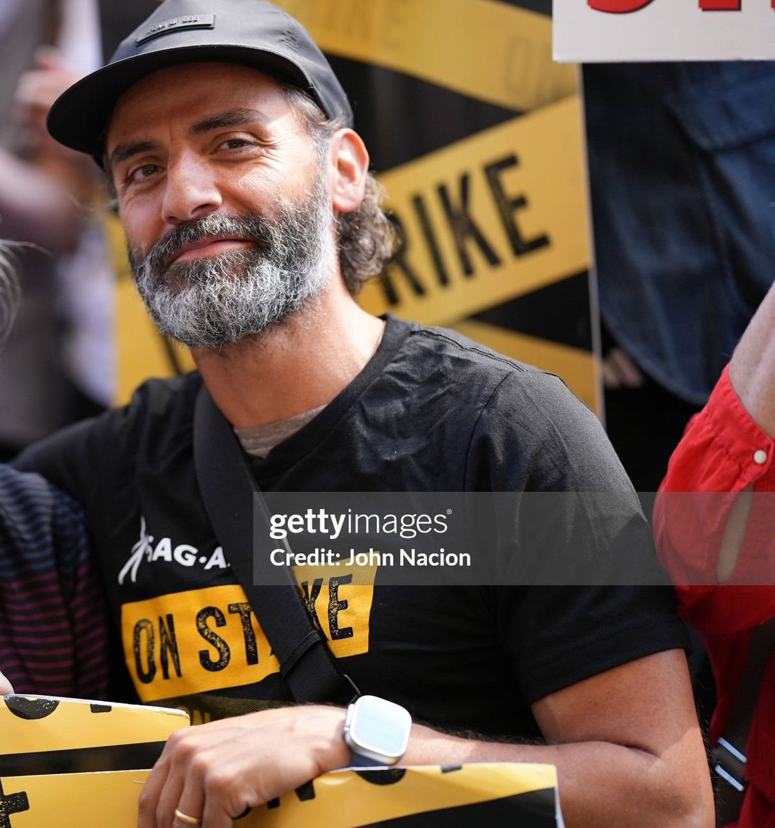 LeeBeverlyHills's tweet photo. He is the best 💛🖤
#SAGAFTRAstrike https://t.co/pitW0cf6Zh