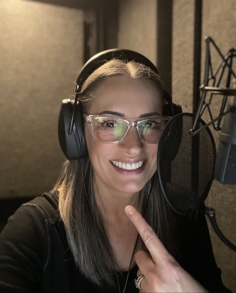 mariahniccole's tweet photo. I commend @pagetpaget for sticking to her one finger, two words format even in selfie form. #BoothBoss https://t.co/BxuQ0vebMI