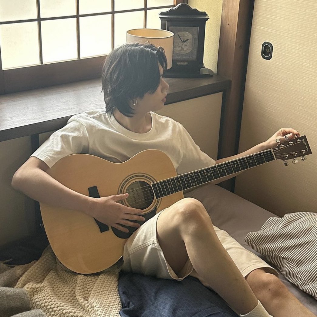 1313thinker's tweet photo. my guitar boys <3 https://t.co/lw3Vb1BYsI