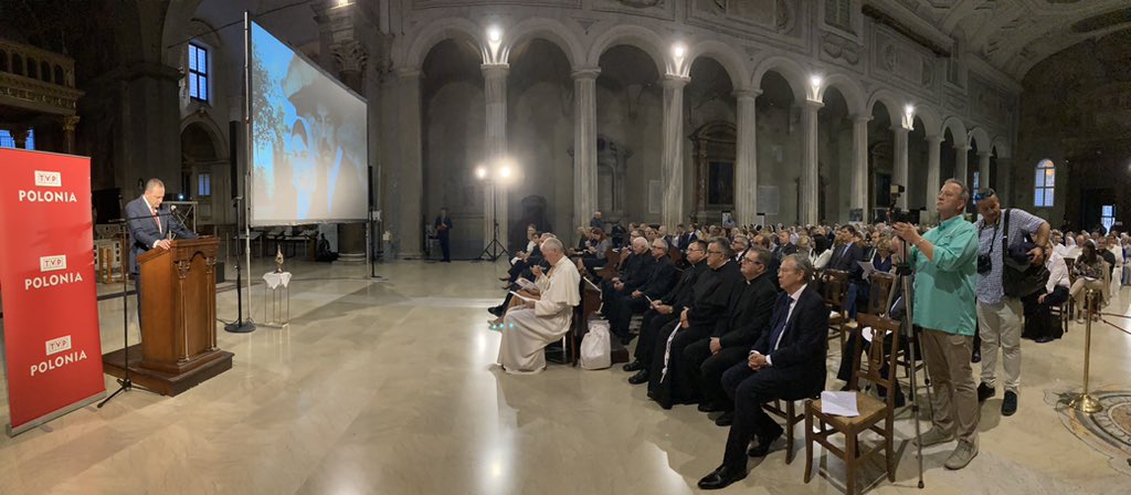 KarolDarmoros's tweet photo. W rzymskiej Bazylice św. Piotra w Okowach premiera filmu TVP Polonia „Przykazanie Miłości. Historia #RodzinaUlmów” - na projekcję przybyli pracujący we Włoszech dyplomaci z różnych krajów a także watykańscy hierarchowie i przedstawiciele duchowieństwa @PLinItalia @PLinVatican https://t.co/QIom3mAVG6