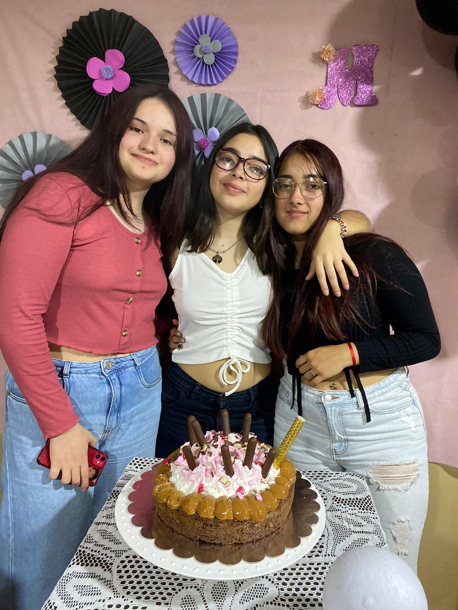 __cardozo's tweet photo. Dos primas https://t.co/NqUzxsJPLU