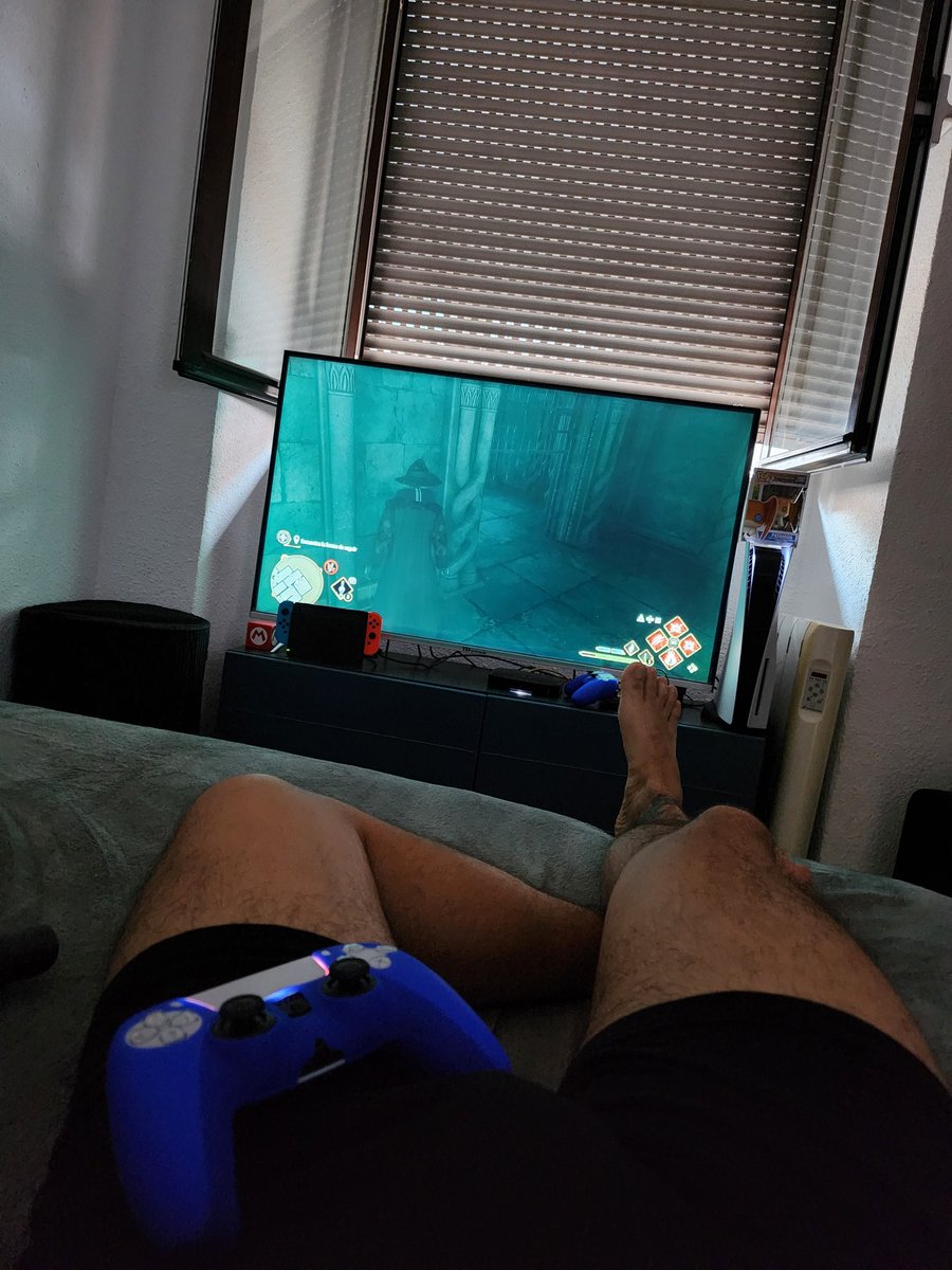 christiancp30's tweet photo. Jugando ando #HogwartsLegacy #encama #ps5 https://t.co/f1sS8TwvCM