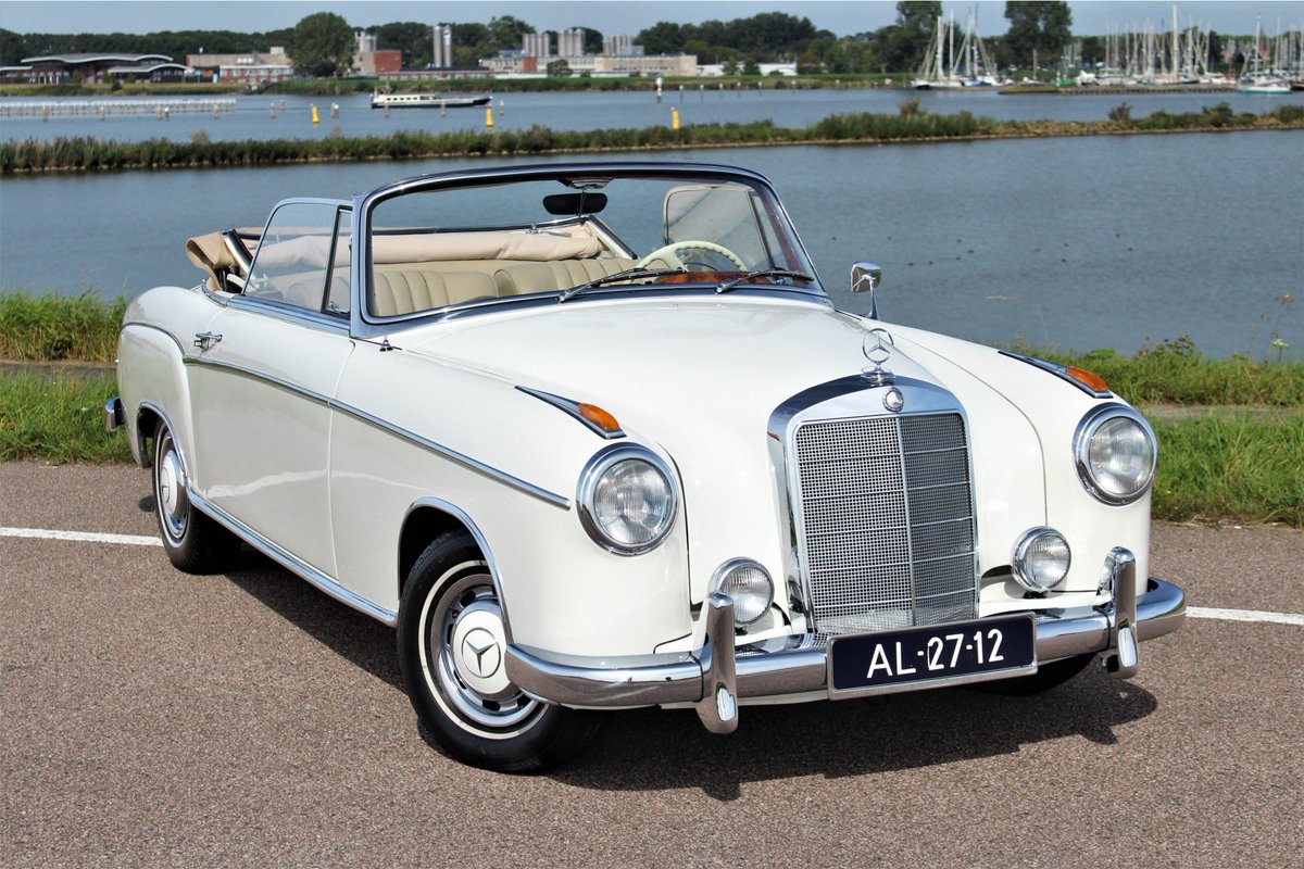 thestargallery's tweet photo. Nu online; maagdelijk witte #Mercedes 220SE Ponton Cabriolet in absolute topconditie! #A128 #ponton #cabriolet #6lijn #120pk #vlot #comfortabel #klassieker #verzamelaar #zeldzaam #wertanlage #dasbesteodernichts https://t.co/DOdN6oqqqs https://t.co/KWD7lTCgjb