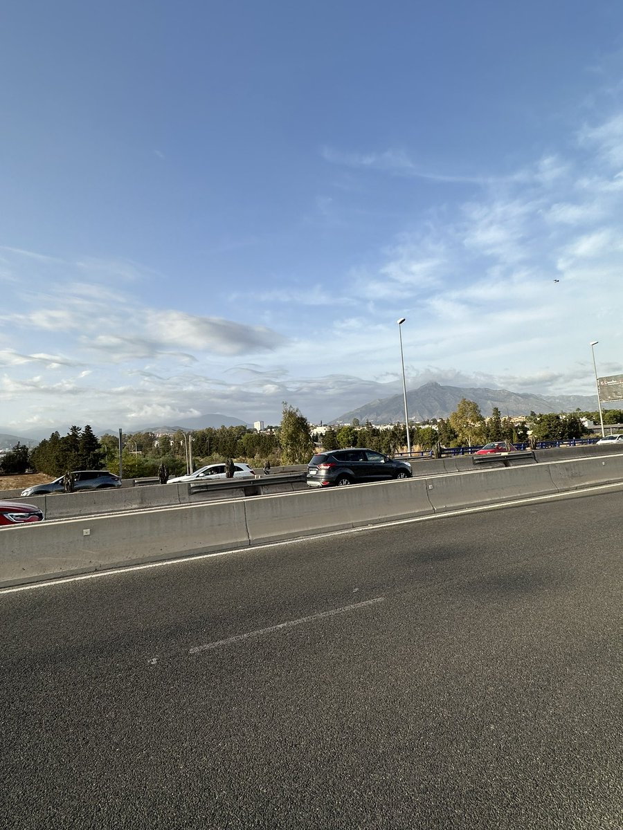 No sé si se aprecia pero  las nubes tienen una forma ondulada que nunca las había visto así <a href="/Storm_Malaga/">Storm Málaga</a>