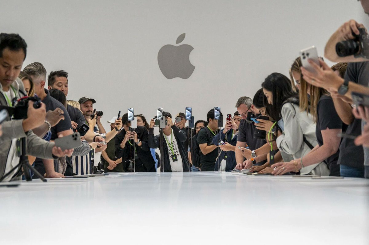 Nesesho's tweet photo. Apple's new iPhone 15 series is getting mixed reactions from Chinese consumers. Some are excited, while others are unimpressed.
What do you think?
https://t.co/Zy9MCZTvKJ
#iPhone15 #Huawei #China #Smartphone #Technology #Tech #MixedReactions #Innovation #Competition #tech https://t.co/66TcLSu73B