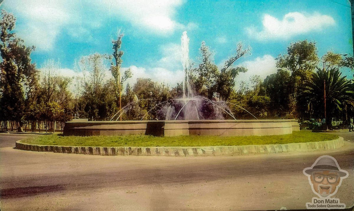 Don_Matu_Qro's tweet photo. La Carretera Panamericana en su cruce con Colón lució una glorieta con una fuente a finales de los 60s y principios de los 70s. Esta fuente fue parte del Jardín Guerrero y luego de la glorieta hasta que, por los constantes accidente, se quitó.
@SoyQueretaLOVE https://t.co/erS6G9Ci6D