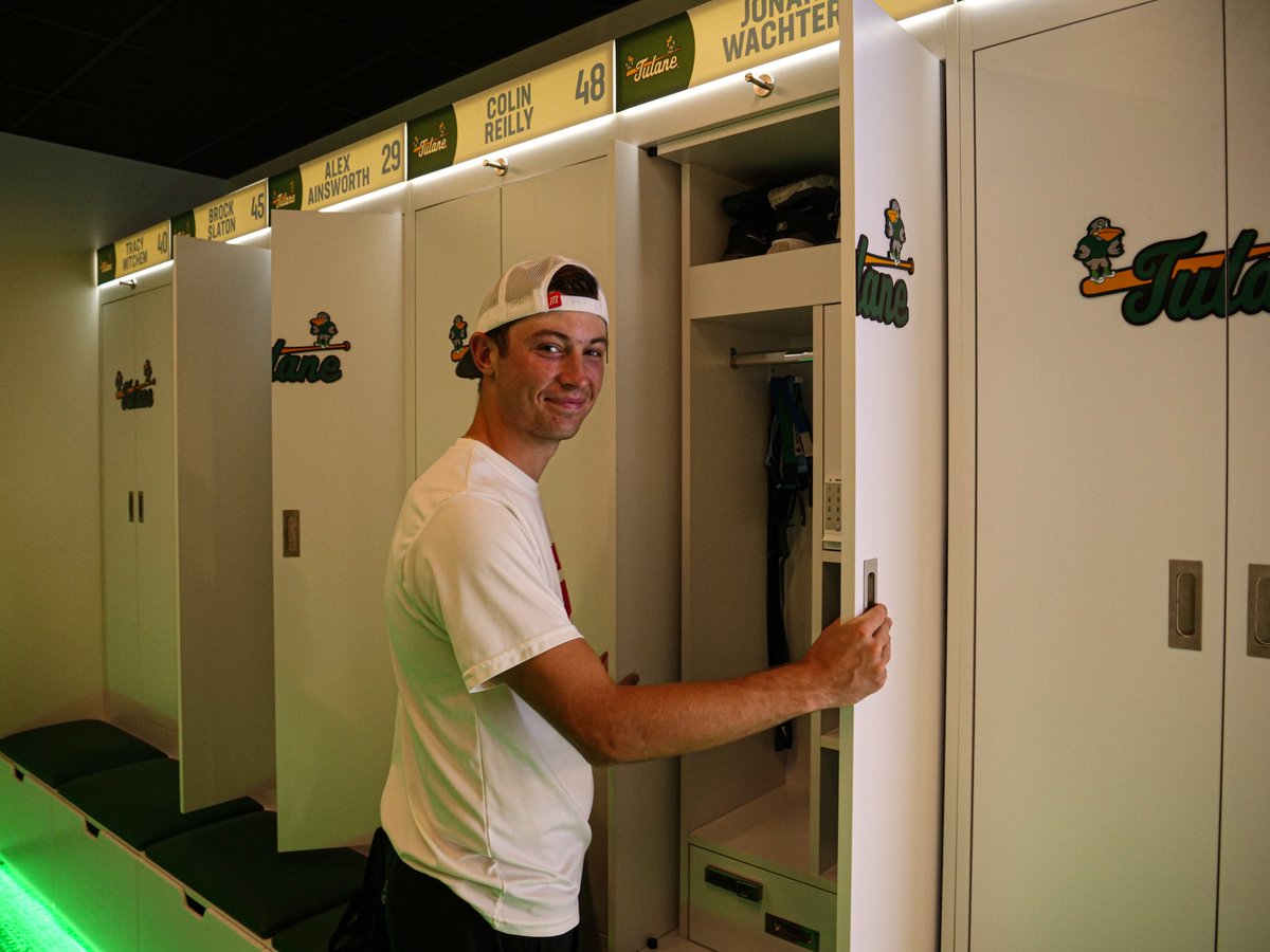 GreenWaveBSB's tweet photo. Move in day! 

#RollWave 🌊⚾️ https://t.co/2WRgTWPYDr