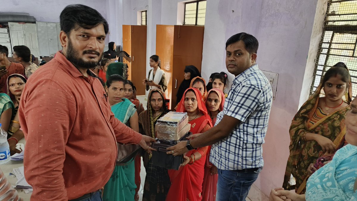 helpfou30821593's tweet image. हेल्प फाउंडेशन सुफीपुरा बहराइच के प्रोजेक्ट मैनेजर अरविंद कुमार मिश्र और जिला विकास अधिकारी कार्यालय के अखिलेश कुमार जी , जल निगम ग्रामीण लखीमपुर के प्रयोगशाला से दीपक मिश्रा , हिमांशू जी  
#DM Lakhimpur Kheri
#CDO Lakhimpur Kheri 
#SWSM UP