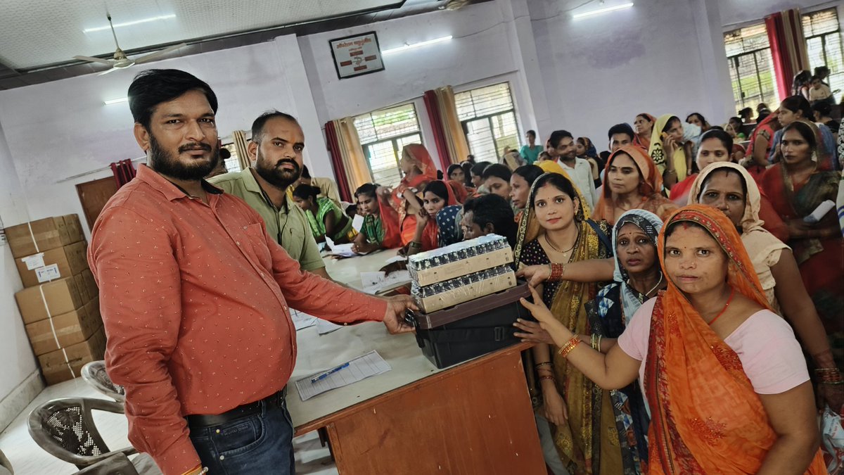 helpfou30821593's tweet image. हेल्प फाउंडेशन सुफीपुरा बहराइच के प्रोजेक्ट मैनेजर अरविंद कुमार मिश्र और जिला विकास अधिकारी कार्यालय के अखिलेश कुमार जी , जल निगम ग्रामीण लखीमपुर के प्रयोगशाला से दीपक मिश्रा , हिमांशू जी  
#DM Lakhimpur Kheri
#CDO Lakhimpur Kheri 
#SWSM UP